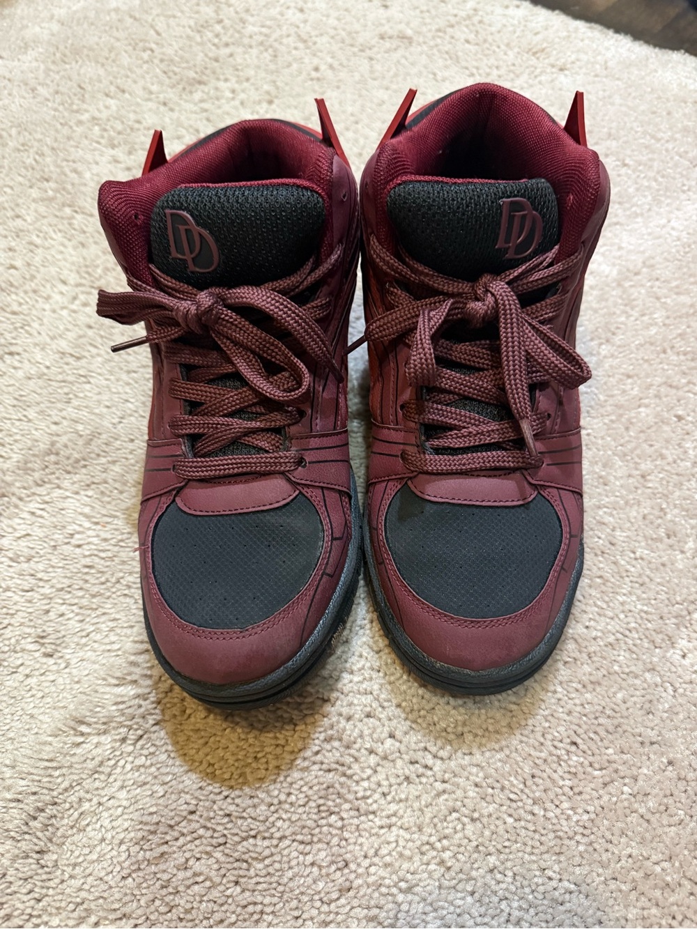 Men's High-Top Athletic Sneakers in Burgundy Daredevil Marvel